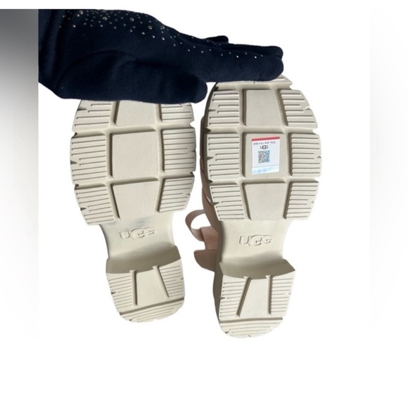 UGG Ashton Strappy Rosy Beige Platform
Gladiator Sandals - Picture 13 of 14